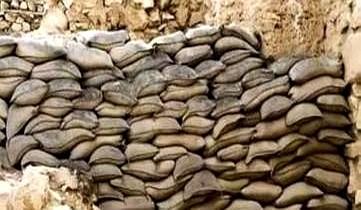 给你一把重机枪，子弹管够，对着那堵破沙袋墙扫。
我告诉你，你就算把枪管打红了，躲