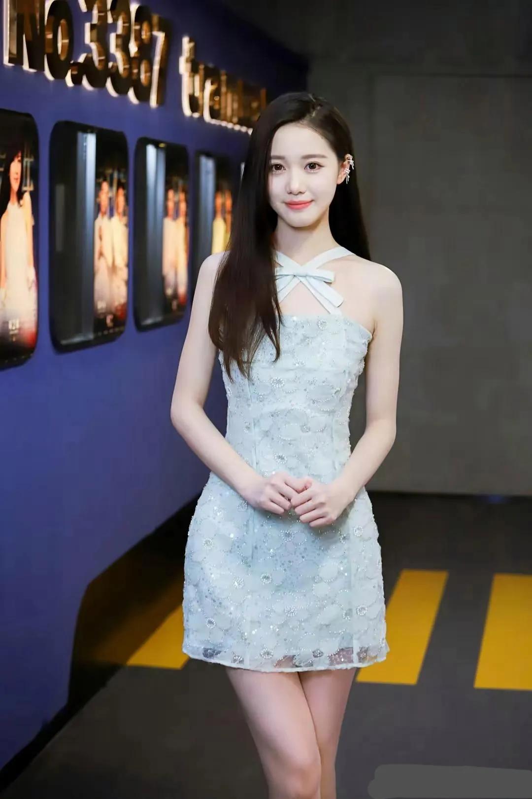 李瑜身着的这款优雅甜美的仙女裙，无疑是她众多穿搭中的一大亮点