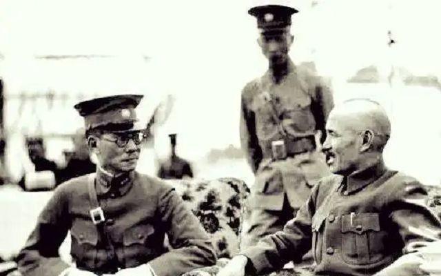 1945年9月30日凌晨，滇军将领胡以钦被枪炮声惊醒后，给杜聿明的总部打电话，回