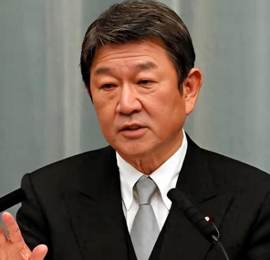 日本外相公然宣称，荷兰海牙仲裁庭那份南海仲裁结果具备法律约束力，要求中国必须遵照