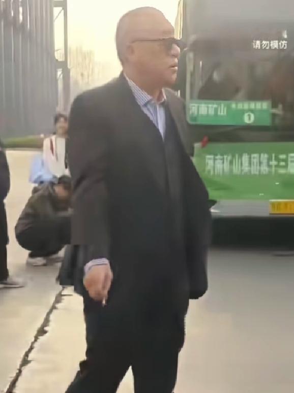 年会现场，崔培军烟不离手，气场全开，一边从容把控全场，一边指挥千军万马，霸气藏不