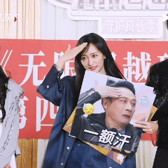 黄婷婷模仿吴镇宇表情包无限超越班 土拨鼠尖叫只是开胃菜，吴镇宇表情包才是重头戏。