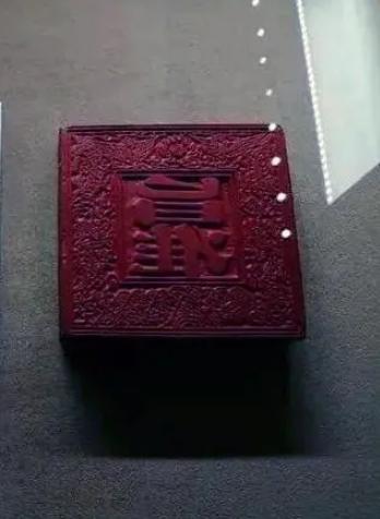 1975年，南京瞻园路一户居民家中开展老房翻修工程。施工人员在检查房梁结构时，意