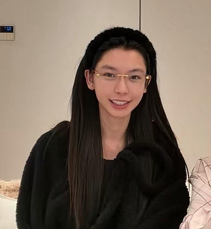 易梦玲素颜出镜易梦玲素颜出镜，男相十足！易梦玲男相 ​​​