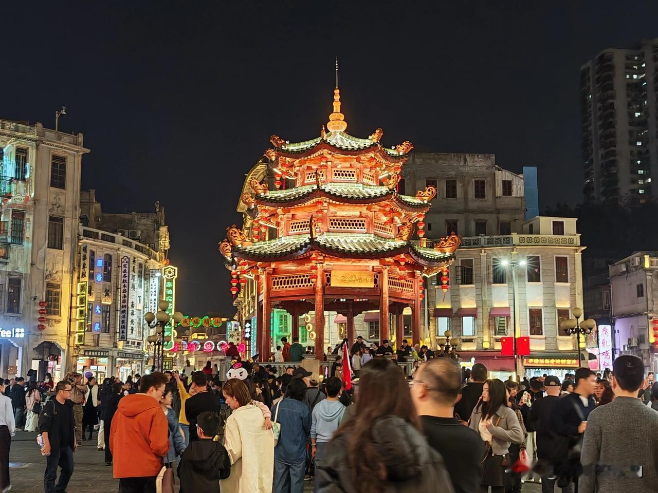 汕头的地理位置，那真是好得没话说！城区不仅有内海，而且每个行政区都有海岸线。金平