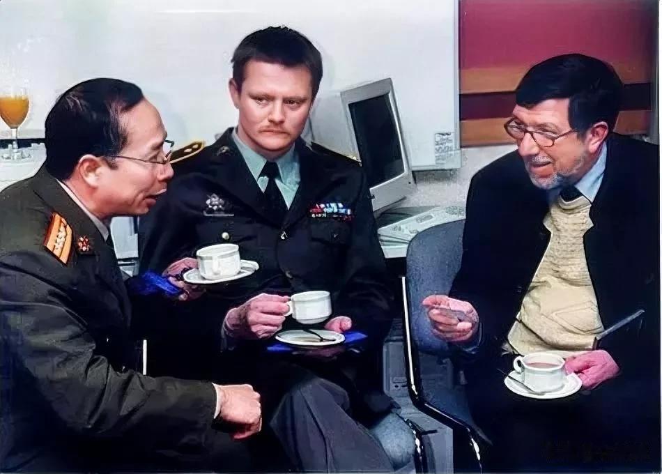 2000年，来自26个国家的军官正参加研讨会，听关于英国是否有必要加入欧盟的辩论