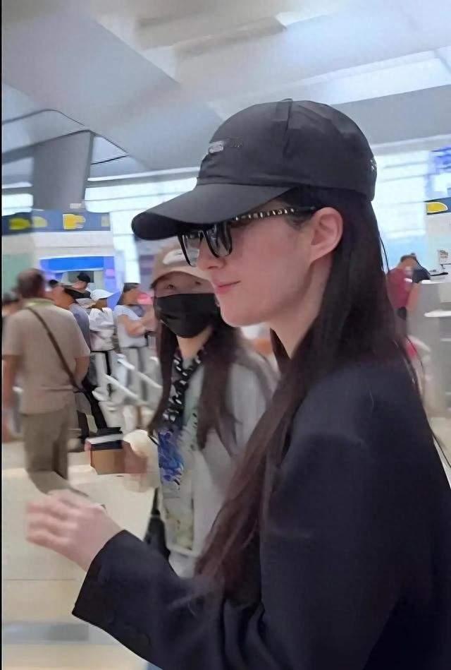 宝格丽这晚，刘亦菲的露肩礼服惊艳全场，秒了刘嘉玲和蔡依林