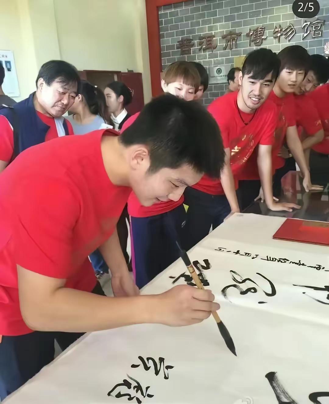 运动员中还有比樊振东更吸粉的吗？

论相貌：东哥龙眉凤目，颜赛宝玉，儒雅沉健，丰