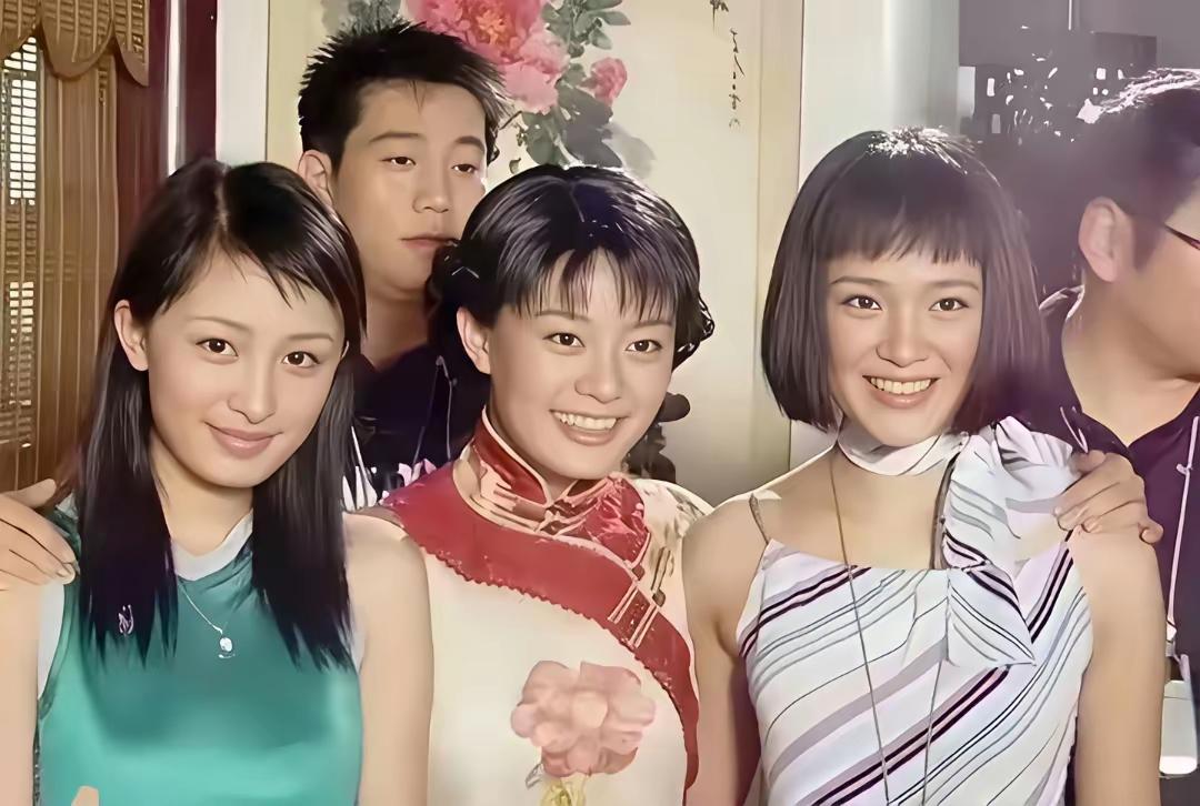 04年的一张合影 穿绿色衣服的是杨幂吧 中间的那个是秦岚还是孙俪呢？看起来既像秦