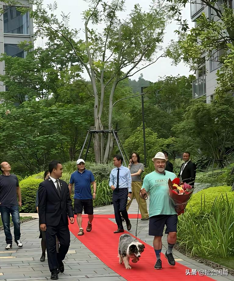 那个让太平公主一眼万年的薛绍，如今成了一个胖老头，几乎看不出薛绍的风采了。
看《