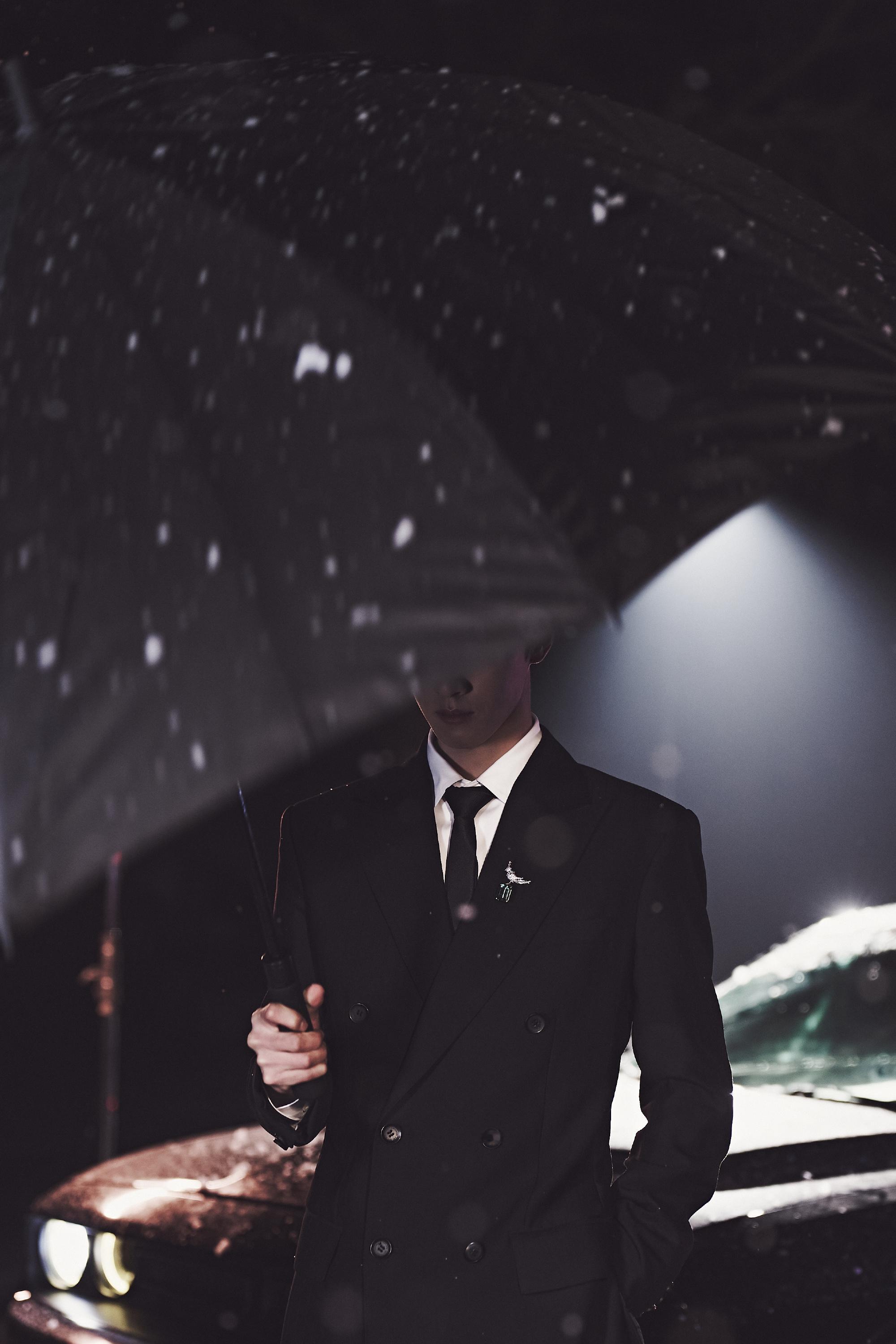 李昀锐撑伞半遮面lyr李昀锐 我们小林就是这么帅夸夸  超级有氛围感   期待今