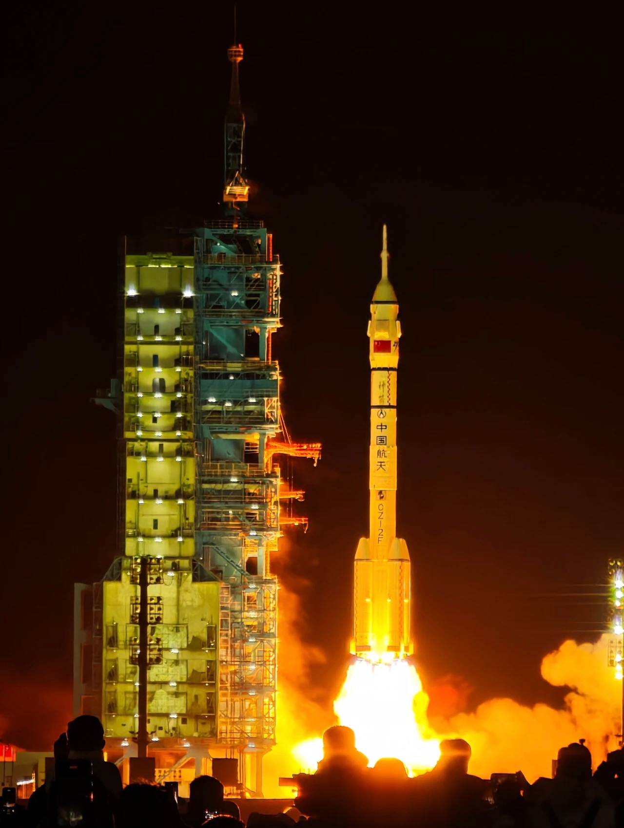 北京时间2025年10月31日23时44分，搭载神舟二十一号载人飞船的长征二号F