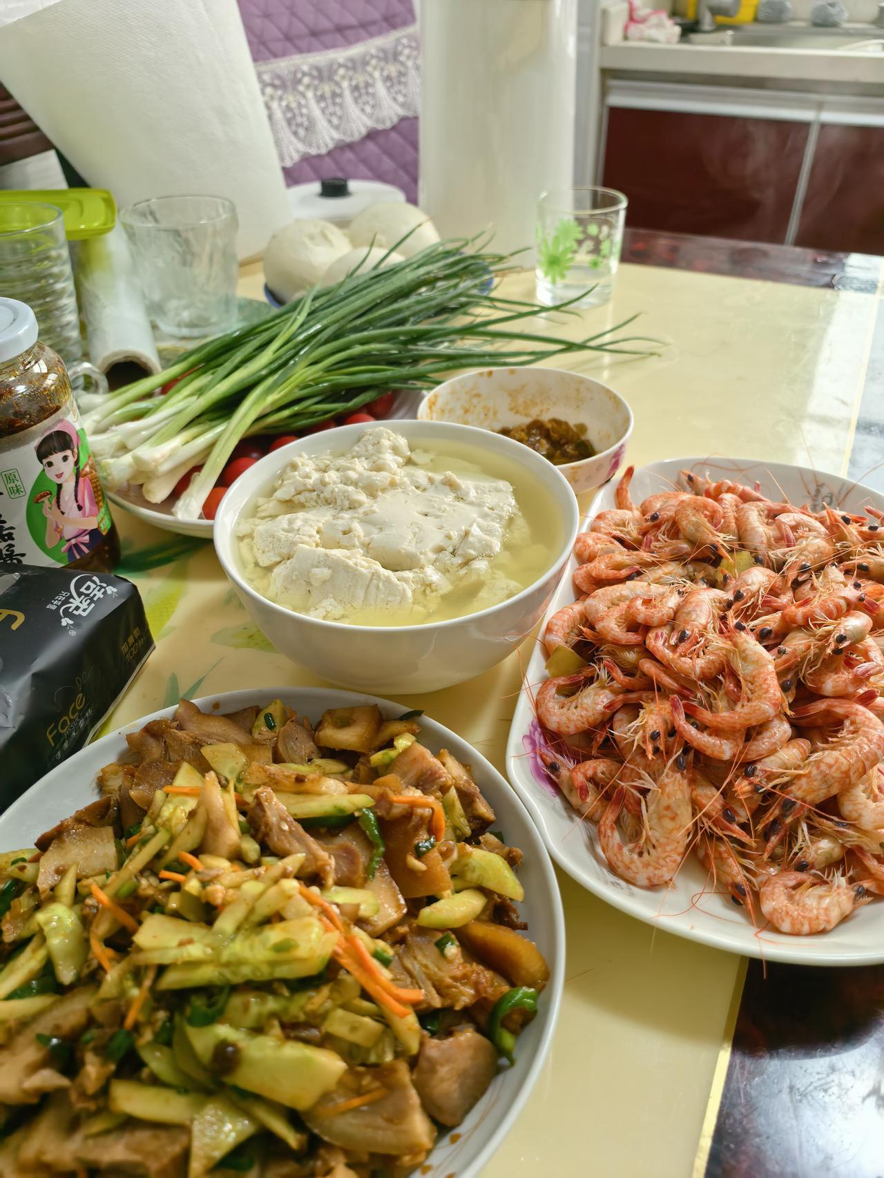 在广西北海的第十二天。
今天是二月二，去年的二月二也是在北海过的。

简简单单的