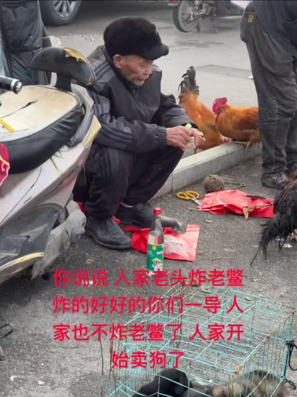 安徽阜阳，路边炸甲鱼的大爷，他被迫改行了！

近日，有网友发布视频称，去年在街边