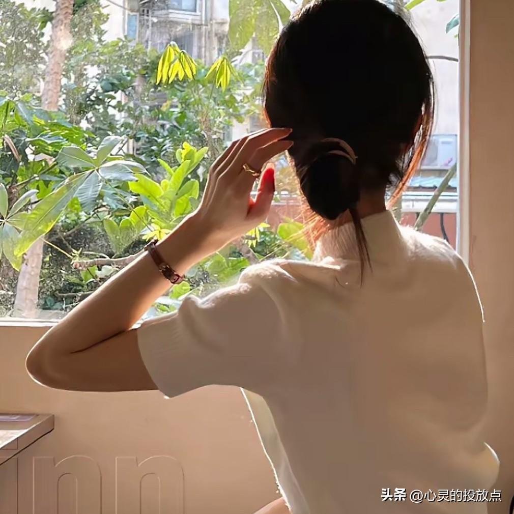 有人问我：出了轨的人值得原谅吗

我的回答是：出轨像一根刺 ，如果你有勇气拔下来