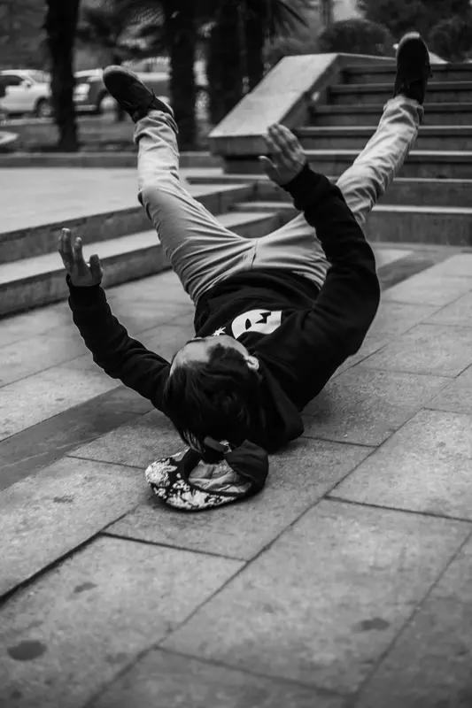 摔倒用家乡话怎么说?东北话:摔个跟头