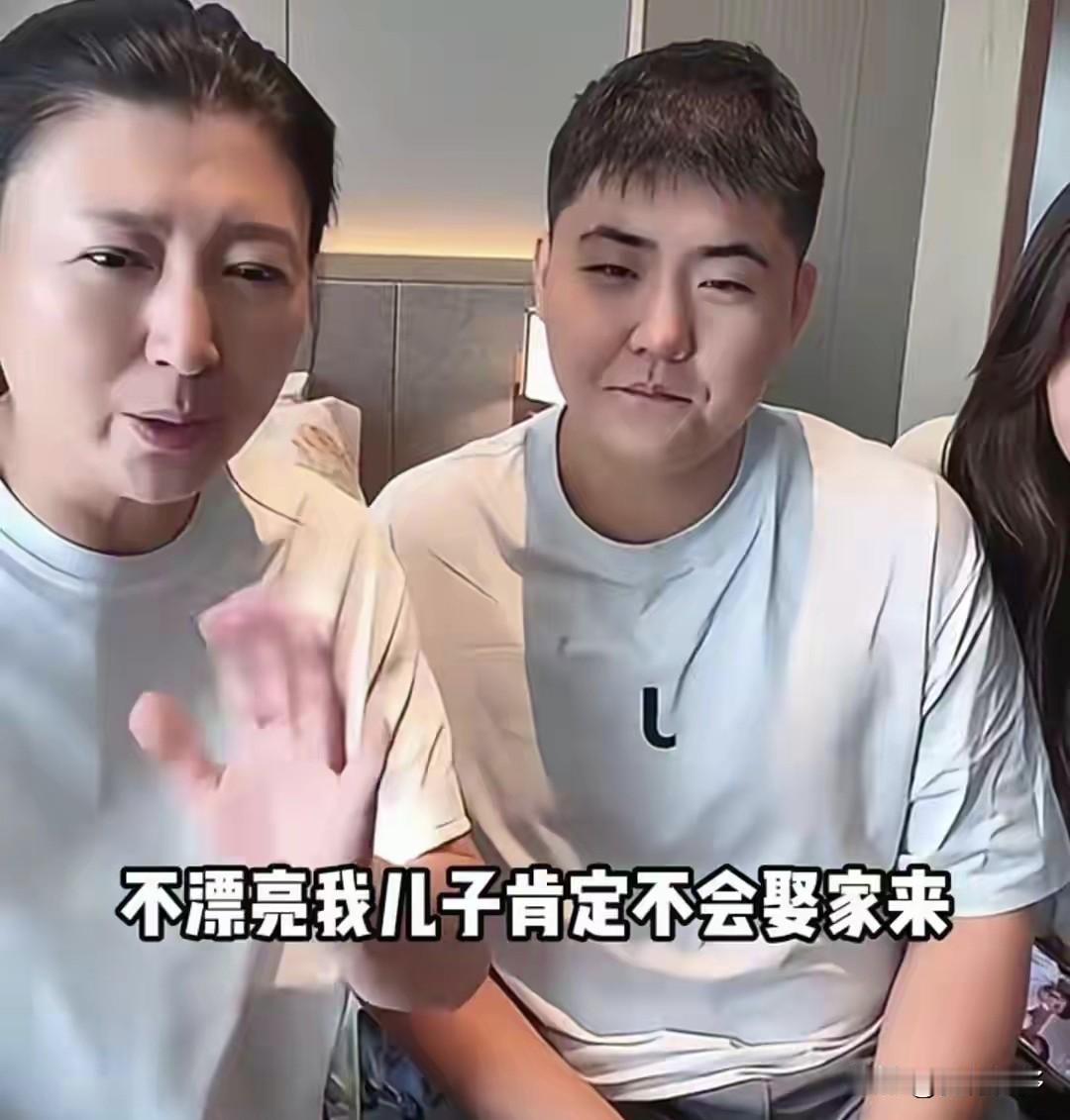 冬日生活打卡季严学晶“坑娃”，娃说“妈闯祸儿来背”。严学晶说儿子考中戏分数低，通