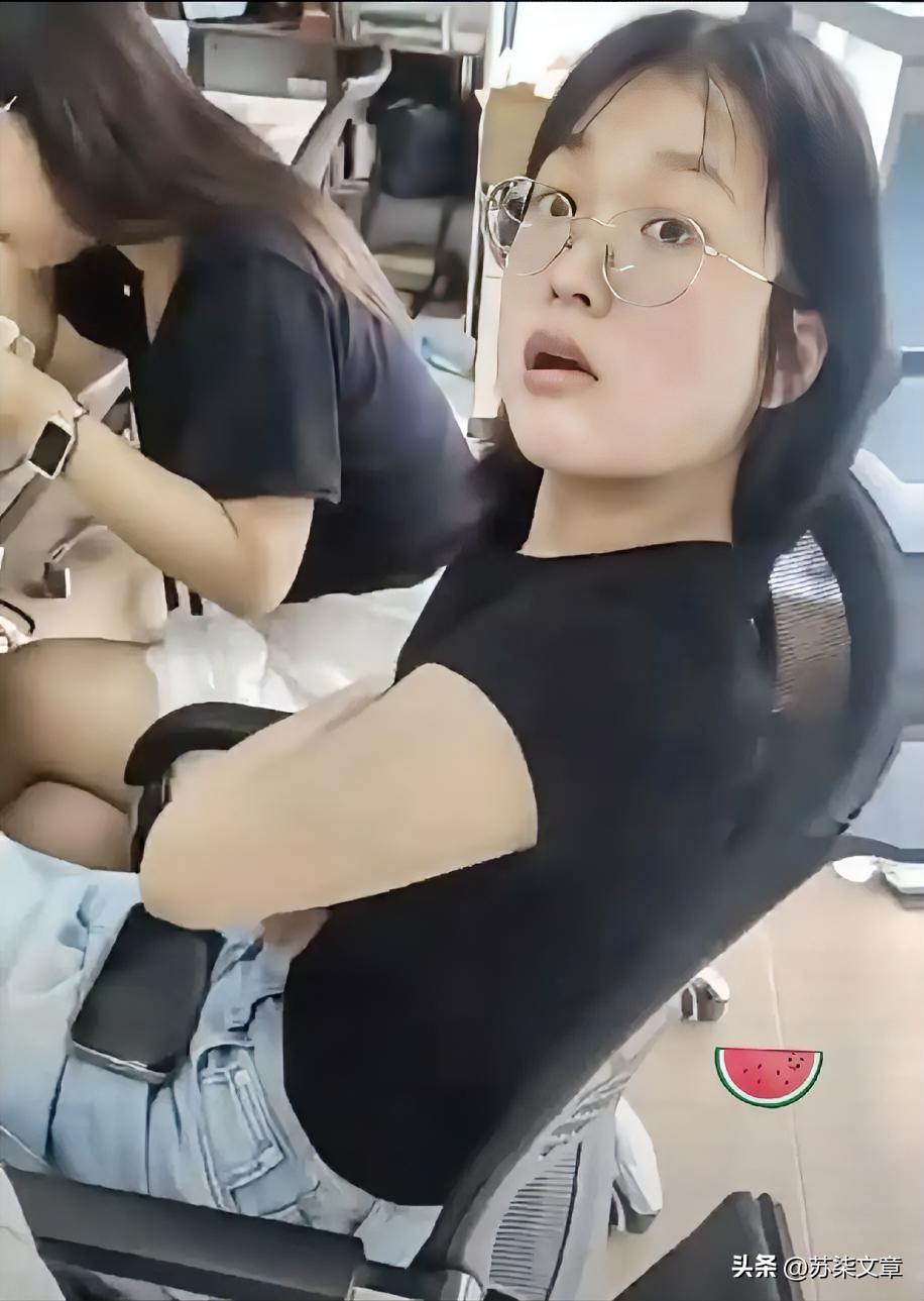 果然不能深挖，
越挖越离谱，
网传这个外卖白嫖女竟然有
至少27次的恶意投诉记录