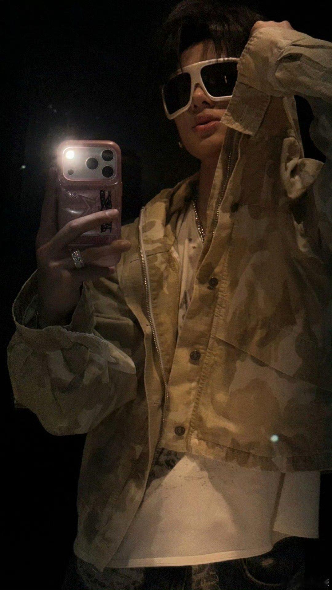 张峻豪微博营业是自己做的后期张峻豪还坚持做手搓艺人！rapper审美就是好哇！ 