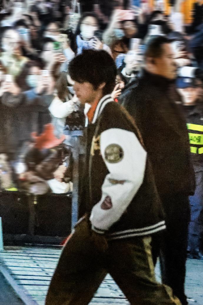 王橹杰录制宇宙闪烁请注意 王橹杰重庆综艺路透来啦！棒球服造型少年感拉满，就算是高