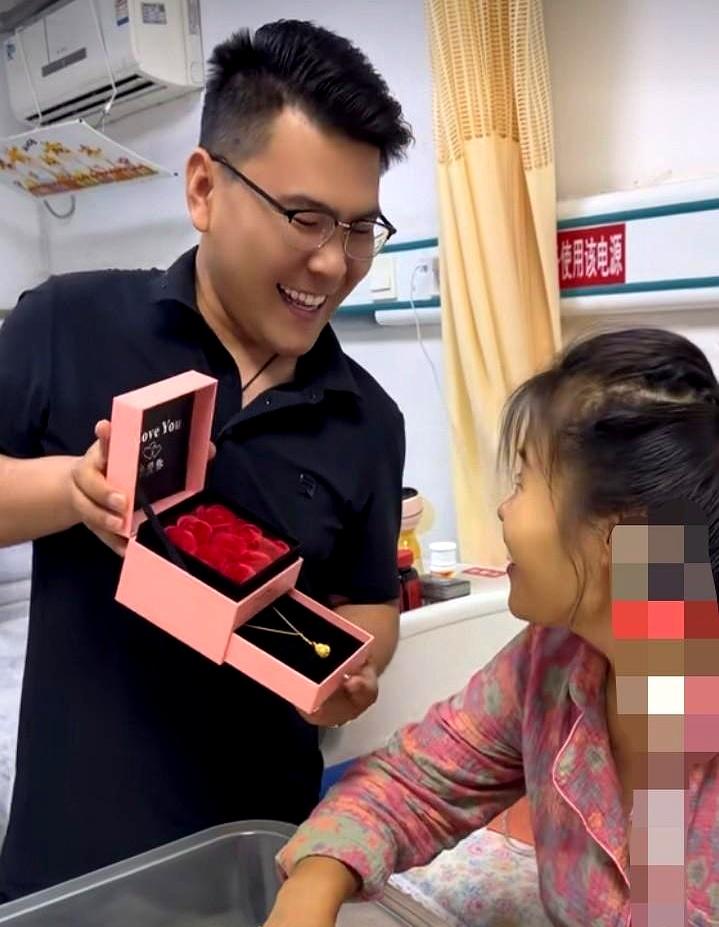 镜头里，农村的小爽抱着刚出生的男娃频频落泪，丈夫喜得在地上一跪。
她为这个家已经