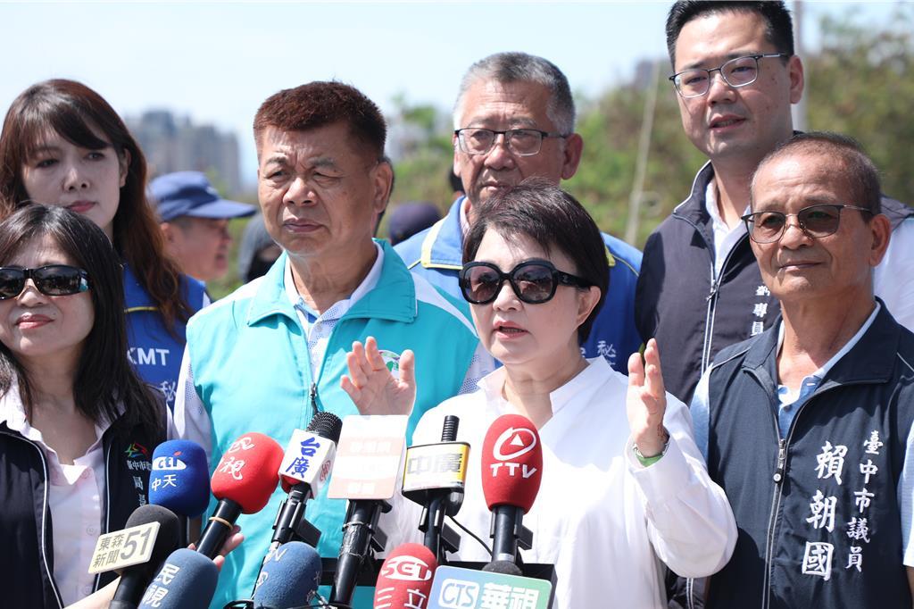 国民党今年将进行党主席改选，但同时面临大罢免，外传台中市长卢秀燕建议党主席朱立伦