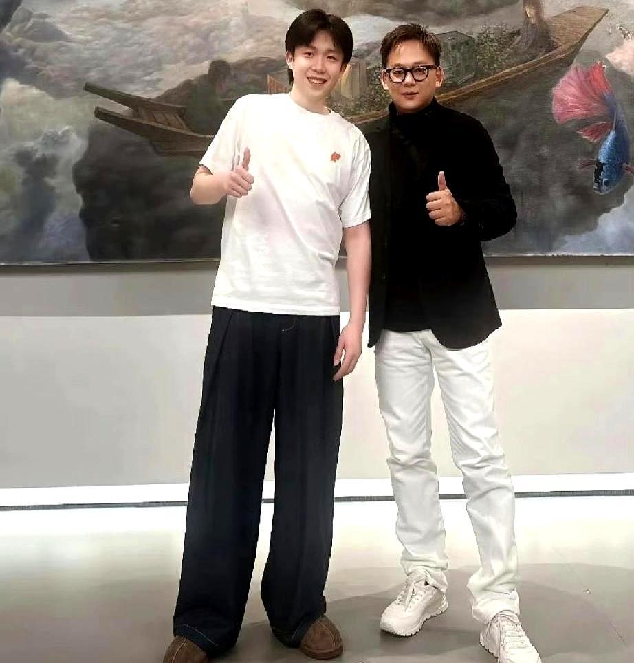 王楚钦白T雪地靴同框，帅出新高度
 
白T黑裤雪地靴，王楚钦把训练场穿成秀场。粉