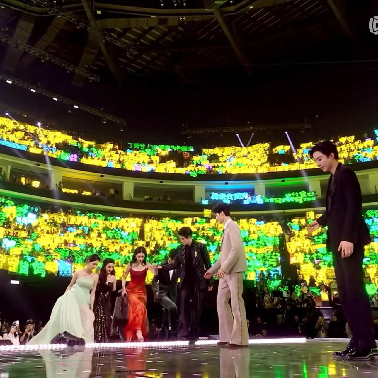 老公好绅士，已经走上去了又转头看到女生的裙子不太方便上去，于是拉了一把😣 