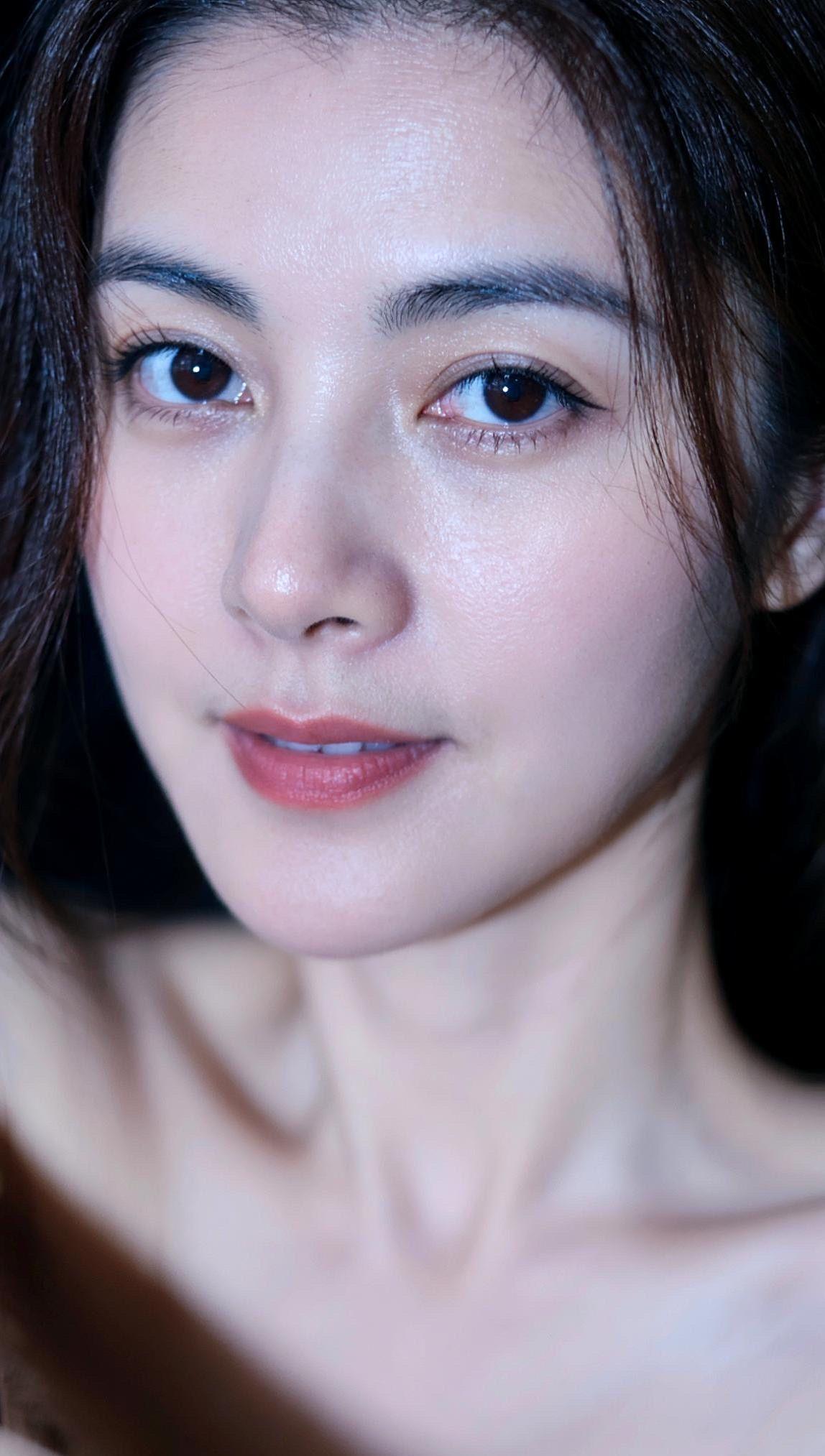 美人如画，眉目如诗。