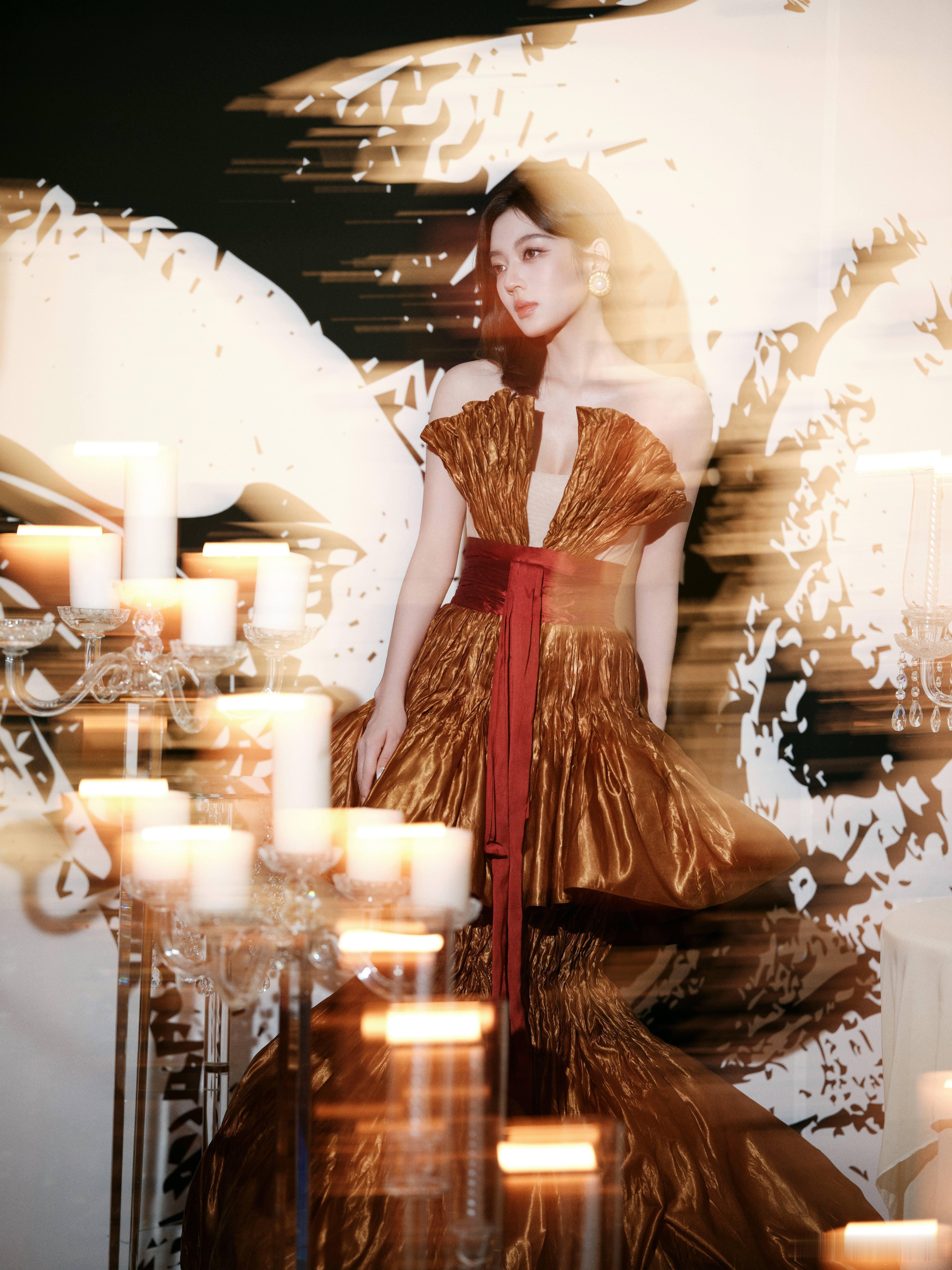 鎏金光影写就，共谱影视华章。欢娱影视演员今日出席微博视界大会 。 ​​​