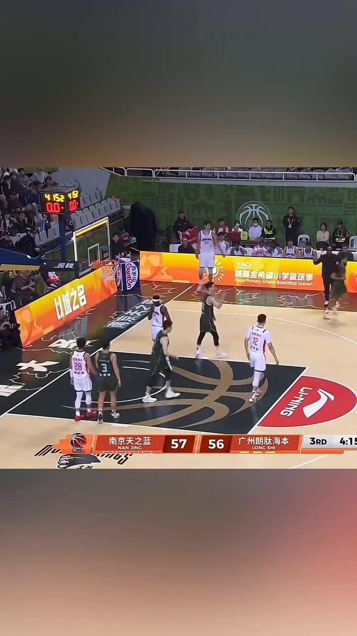 J.Cole迎CBA首秀，效果拉爆水平有限。
cba历史最老外人说唱巨星J.Co