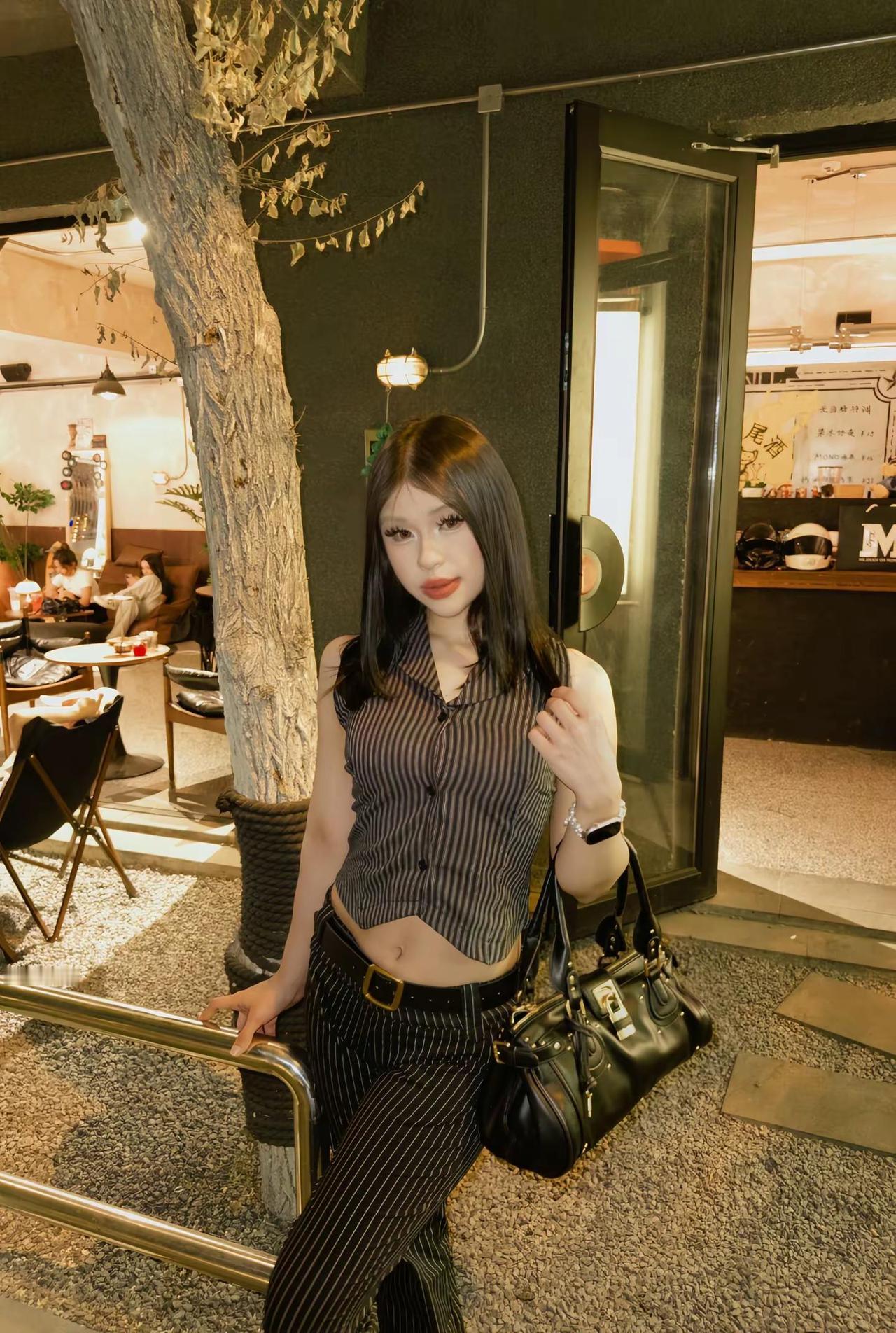 她。