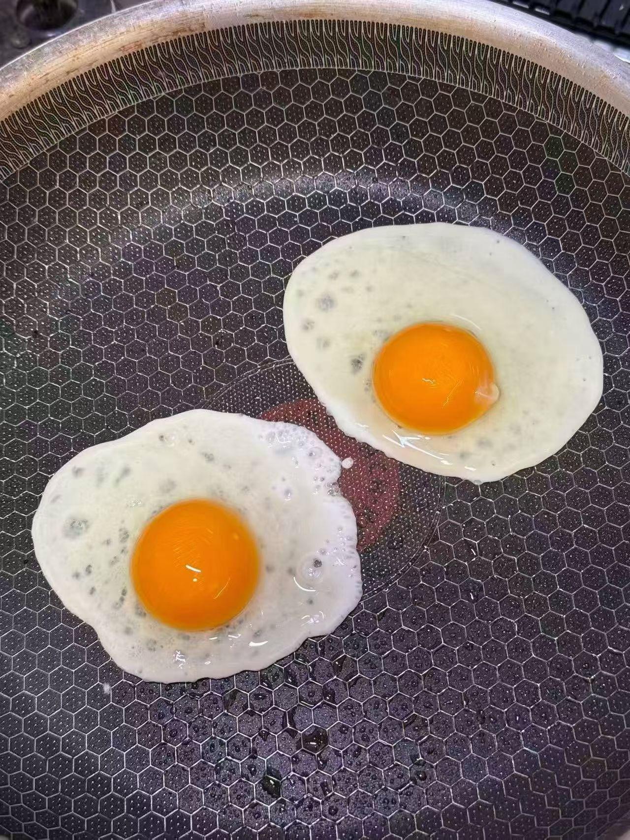 5块蒸蛋引发“惊魂追跑”！医院楼早餐摊的信任危机，谁懂这种无奈？
 
今早去医院