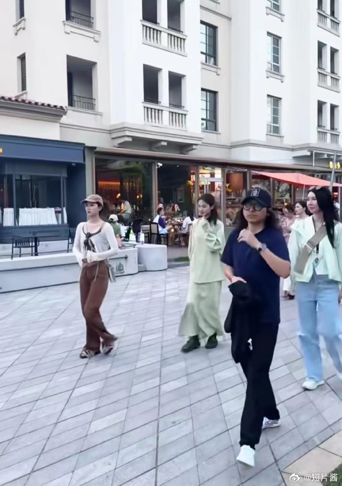 33岁金晨现身阿那亚，我却被54岁主持人李静惊艳到了！ ​​​