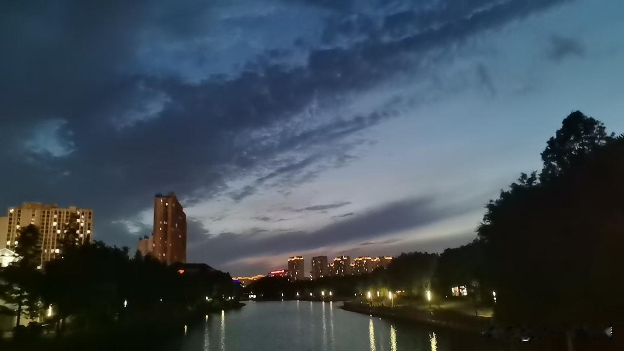 在无数个夜晚，我都会翻来覆去的在思考人生的目标和活着的终极意义，突然有一天我顿悟