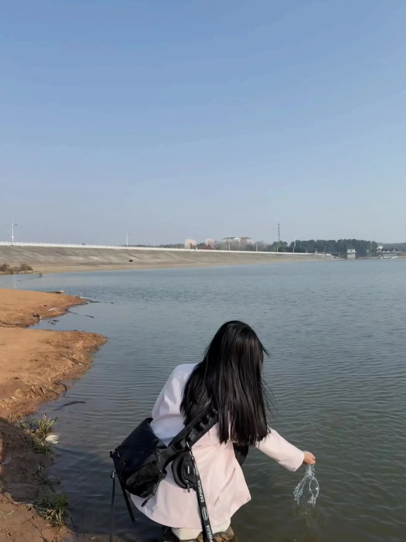 人生的意义在于独自穿过悲喜 然后依旧勇敢积极