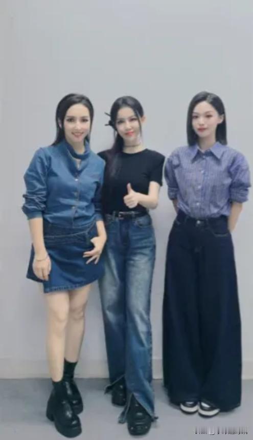 发现没，

刀郎演唱会团队是挺接地气的，在广州演唱会貌似从头到尾都未换过衣服，两
