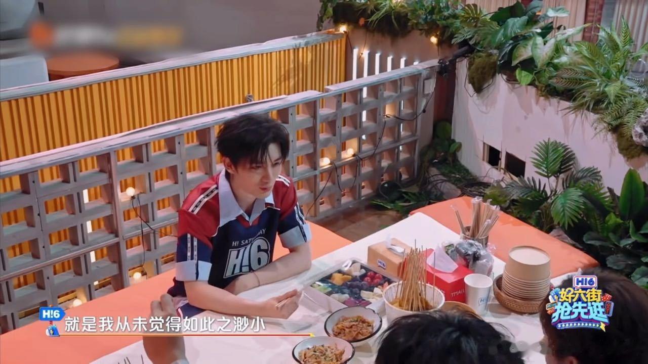 丁程鑫说刘宇宁张凌赫周柯宇三个大男人何炅说丁程鑫在你好星期六挺高的你好星期六 何