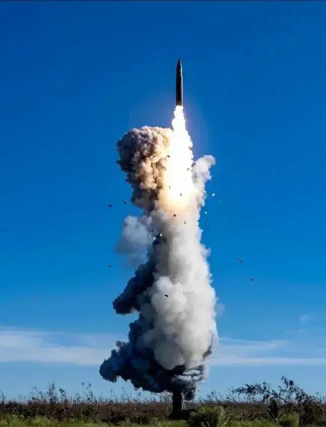 伊朗与以色列的导弹对抗，让全球紧张局势一触即发。为何我国在炮火中逆行撤侨？背后真