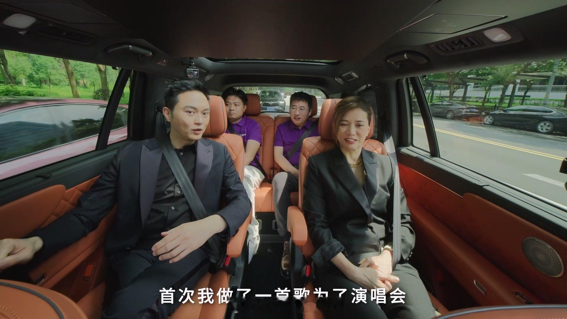 张智霖新歌意外提前剧透 现身新车交付活动的张智霖畅谈行程，聊起紧锣密鼓的演唱会筹