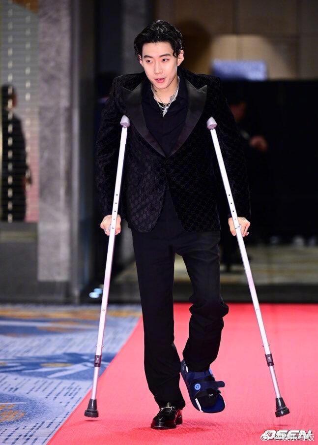 朴宰范拄拐参加wkorea 15日，朴宰范拄拐现身W Korea [Love Y