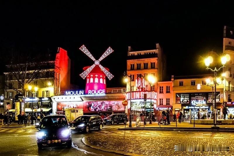 两名22岁日本籍女游客于上周日凌晨4时30分左右，在巴黎皮加勒广场和克利希一带，