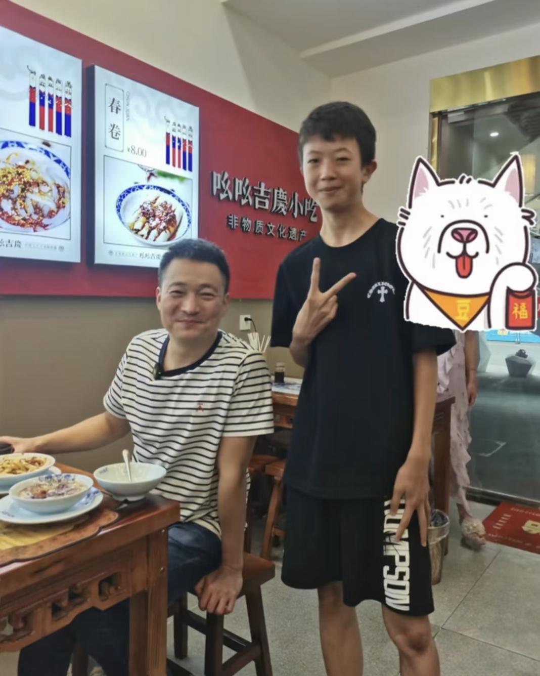 49岁喻恩泰在四川成都一家餐馆吃面条被偶遇，他现实中真人看起来状态挺好的，脸蛋圆