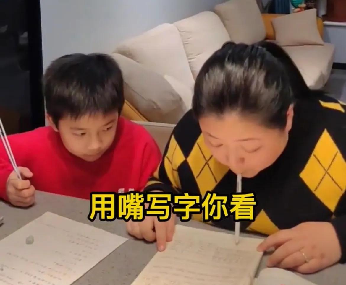 开学一个月，小学一年级家长被“逼疯”，主要是2个原因。

孩子一坐下做作业，就开