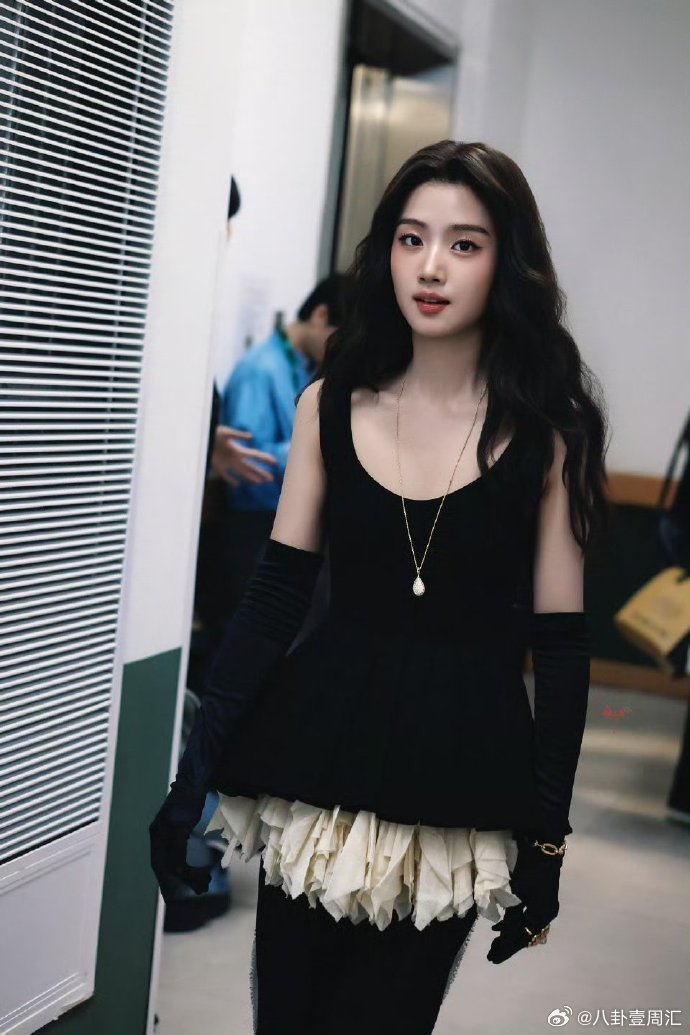 卢昱晓 醉花宜昼醉雪宜夜卢昱晓 “醉花宜昼醉雪宜夜” 太戳人了！Vogue 问卷