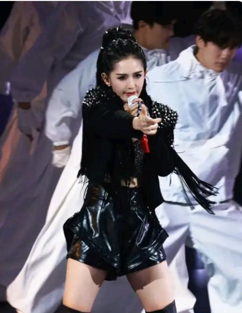 难怪谢娜要开巡演，原来家里开销太大，这是来挣生活费的。谢娜在京有千万的房子，但是