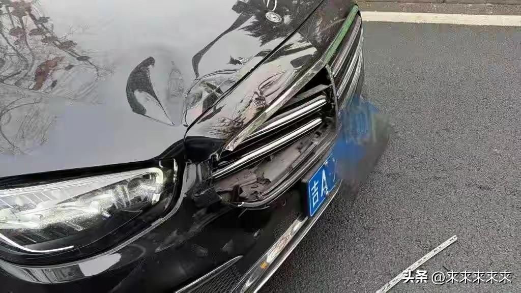 3月19日，长春市公安局发布通报，此前引发热议的路虎别停奔驰追尾事件，已立为刑事