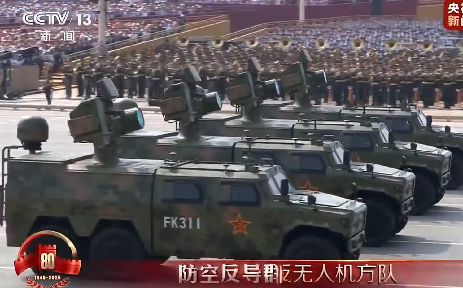 其实这些反无人机方阵亮相的时候，应该给普京一个特写镜头，哈哈。 ​​​