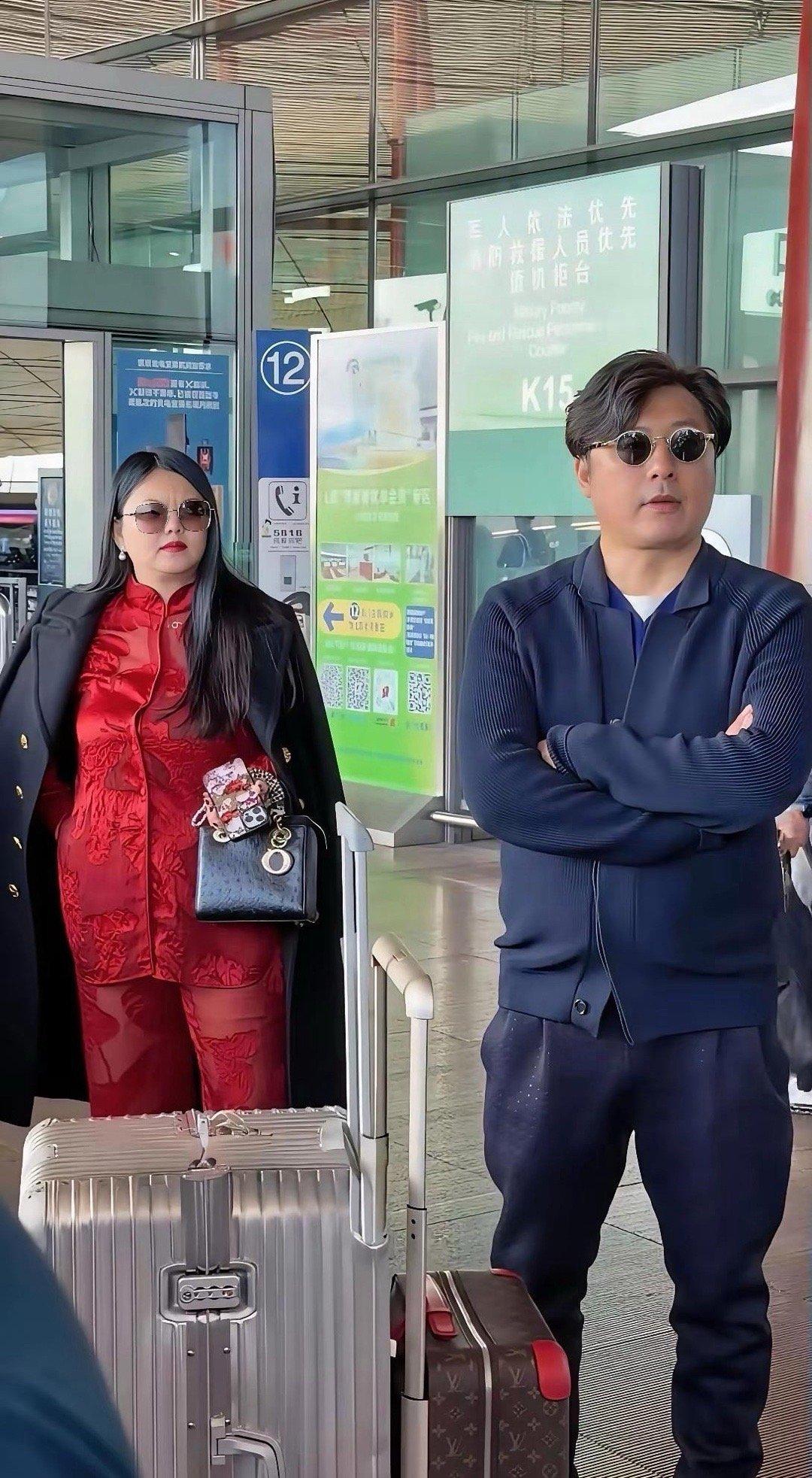 终于知晓王岳伦与李湘离婚的关键所在，他俩的行李箱摆在一起，一个的尺寸几乎是另一个