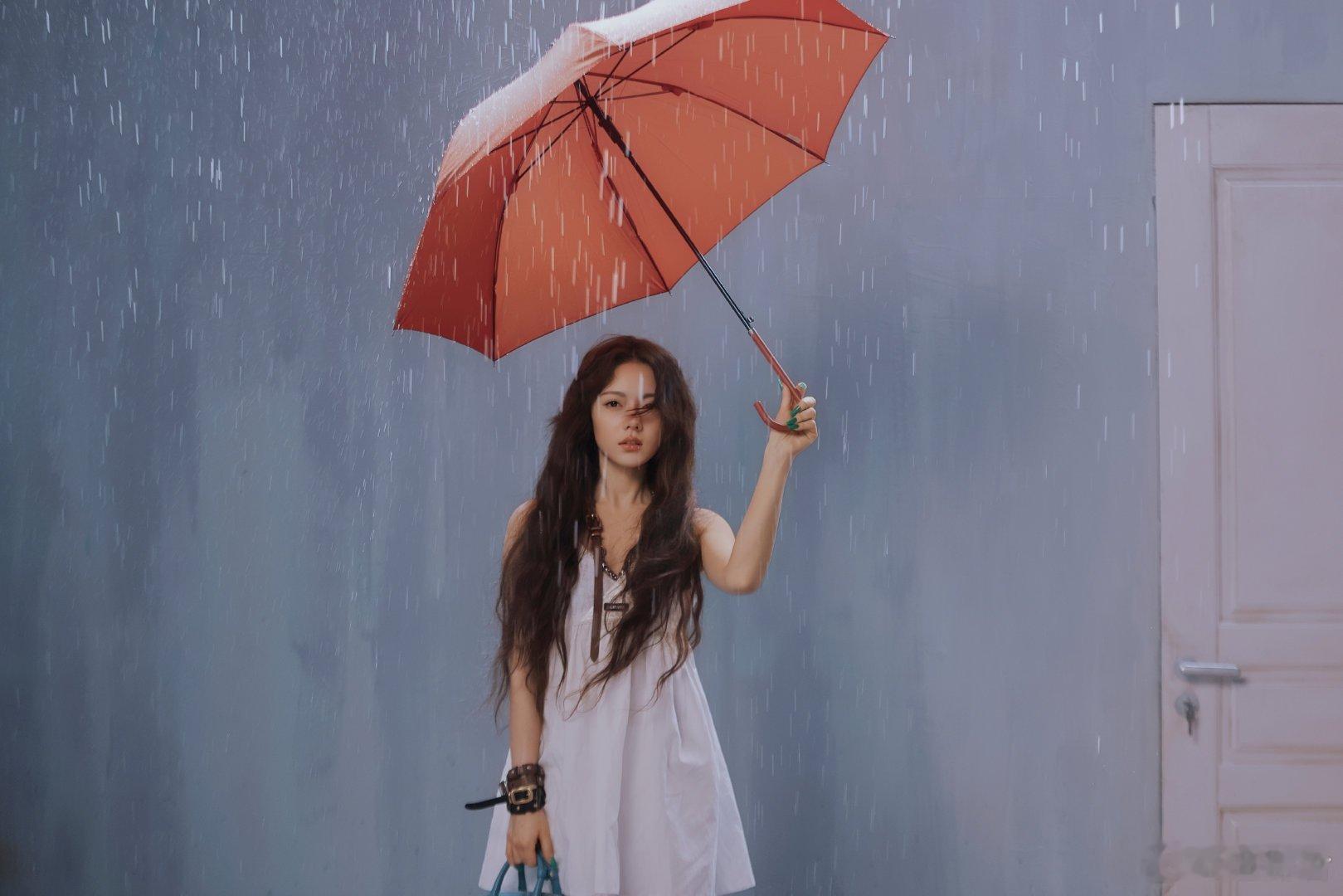 赵今麦Wallpaper封面 镜头下的赵今麦自带沉静气质，安静轻盈却藏着不张扬的